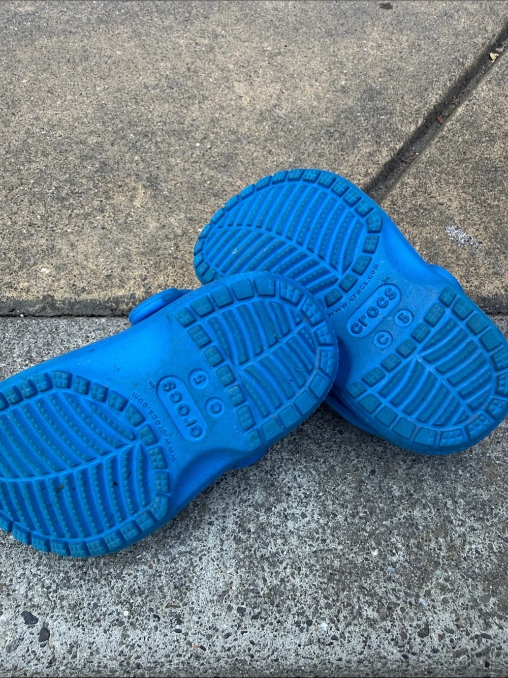 CROCS Kids Classic Clogs in Bright Blue